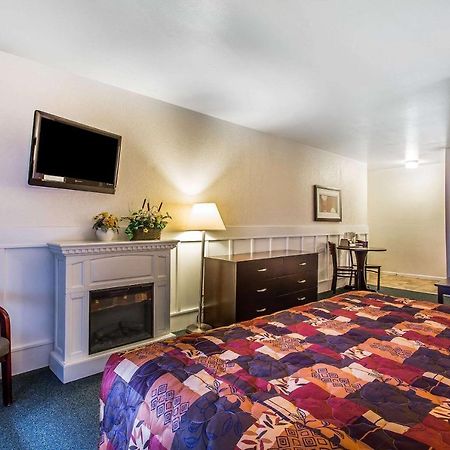 Rodeway Inn & Suites Нагс-Хед Экстерьер фото