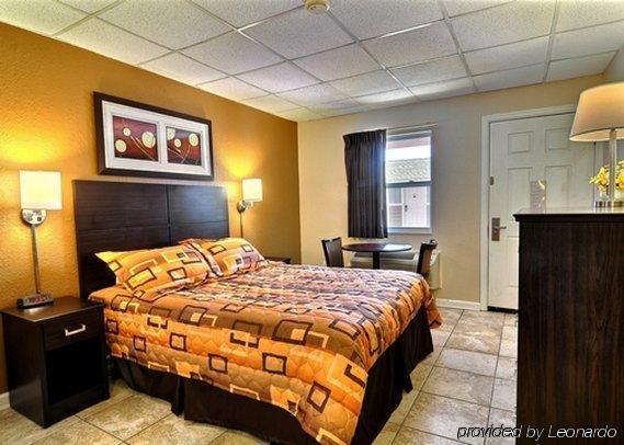 Rodeway Inn & Suites Нагс-Хед Номер фото