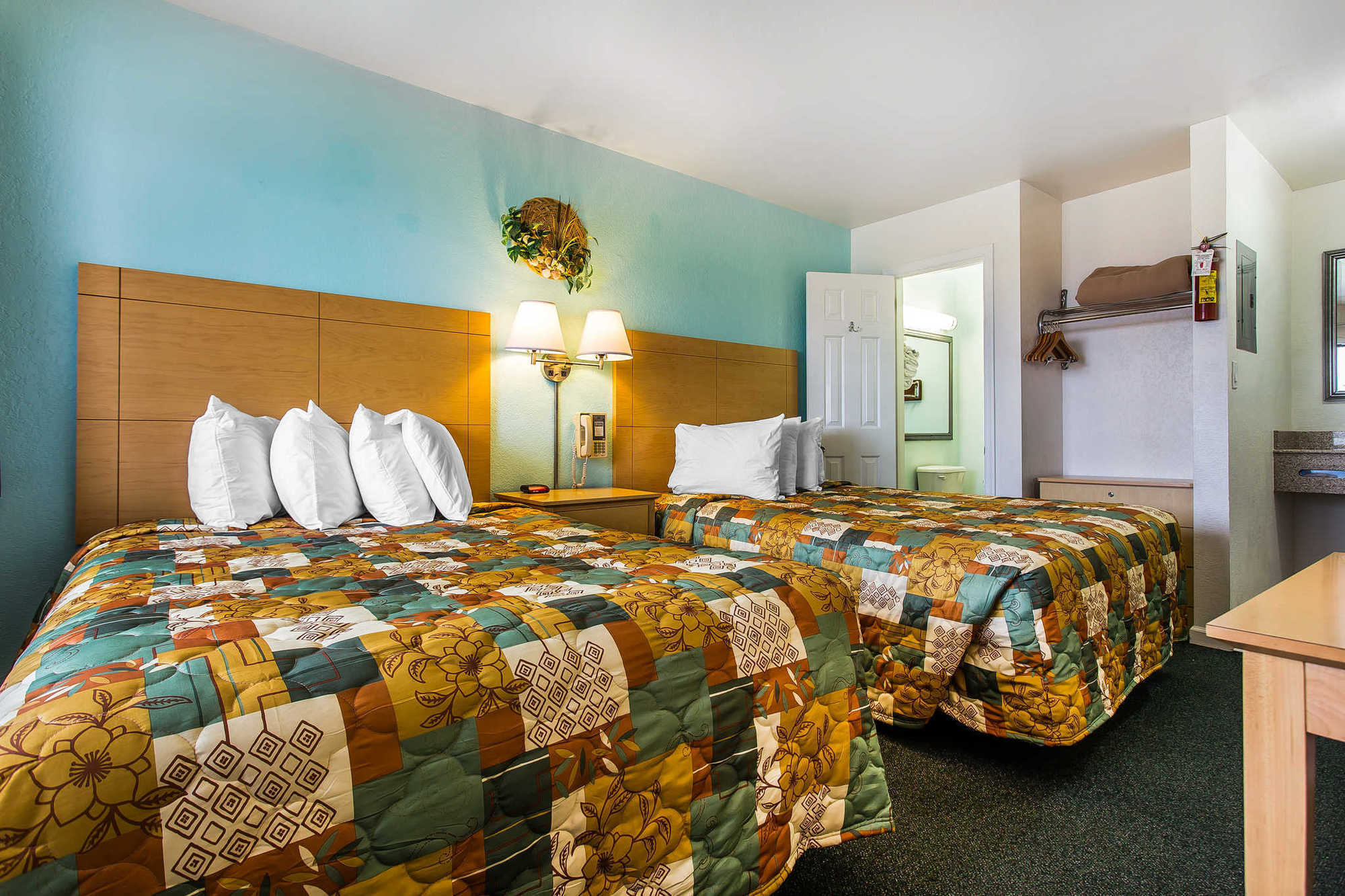 Rodeway Inn & Suites Нагс-Хед Номер фото