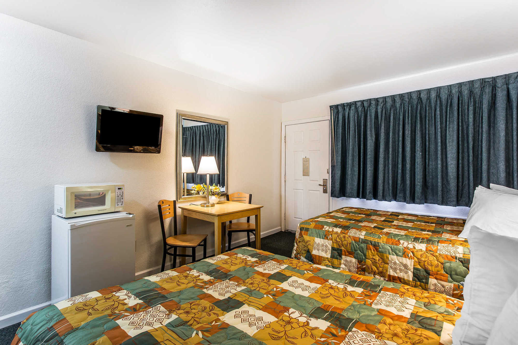 Rodeway Inn & Suites Нагс-Хед Номер фото