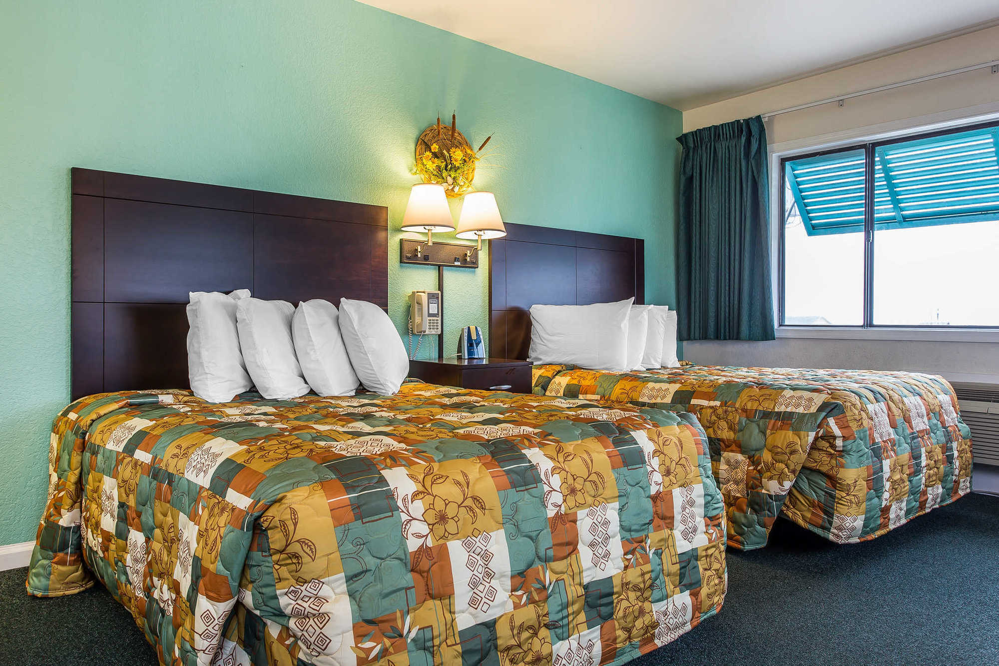 Rodeway Inn & Suites Нагс-Хед Номер фото
