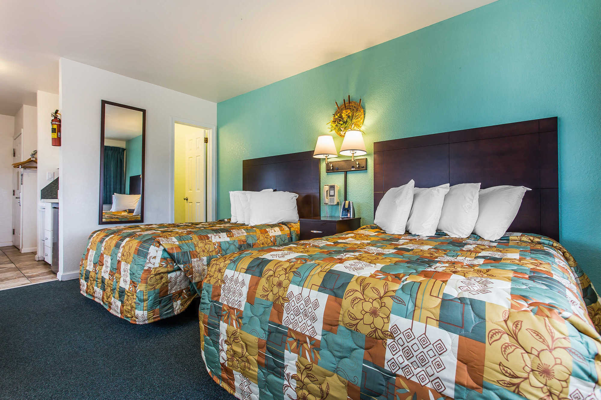 Rodeway Inn & Suites Нагс-Хед Номер фото