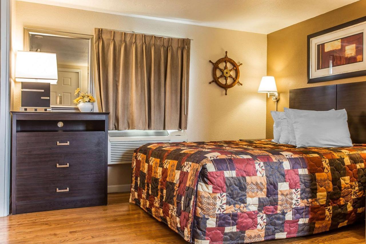 Rodeway Inn & Suites Нагс-Хед Экстерьер фото