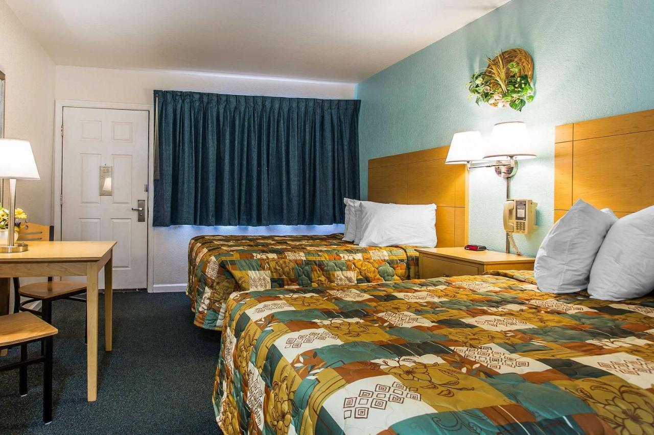 Rodeway Inn & Suites Нагс-Хед Экстерьер фото